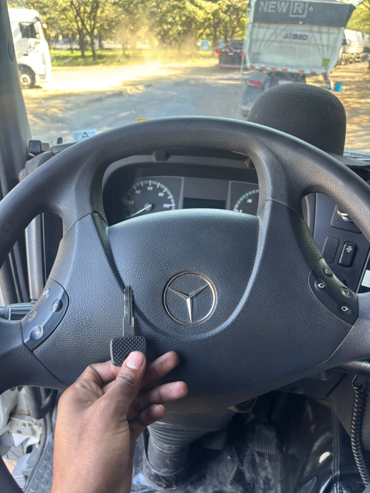 Chave codificada de caminhão Mercedes-Benz feita por chaveiro automotivo 24h